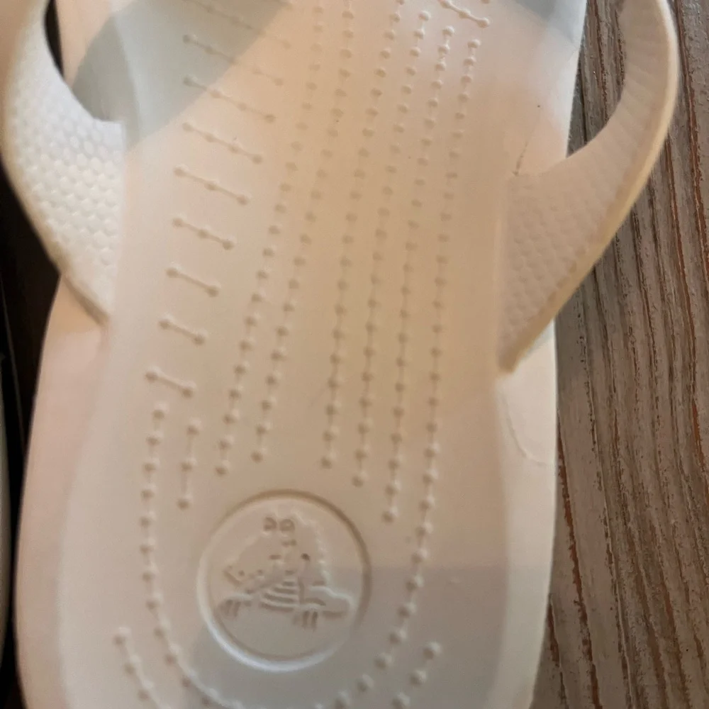 Crocs white slip on sandals size men’s 6 women’s 8 white great condition